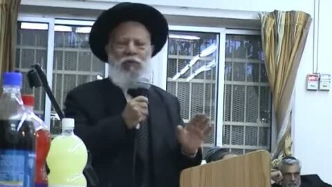 הרב ששון גריידי זצ”ל ראש השוחטים וראש כולל קול ששון בחלוקת תעודות לשוחטים