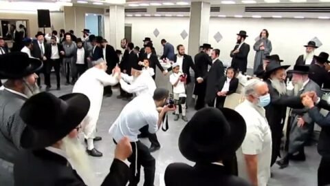 חתונה שמחה רבי שלום בן רבי חננאל שררה הלבשת החתן וקצת ריקודים. המשך יבוא