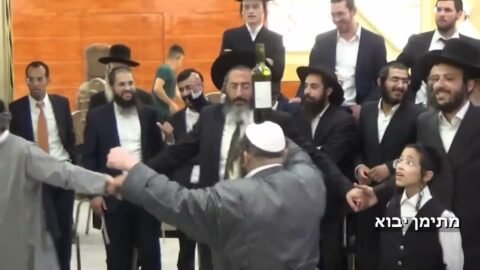 שמחת חתן כמנהג תימן. הלבשת החתן וריקודים כמנהג התימנים עם מארי חננאל שררה והמשורר בועז גדקא