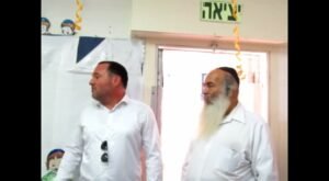 גן מבשר טוב לילדי תימן חלוקת חומשים וסידורים