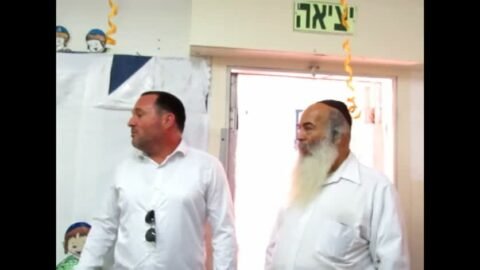 גן מבשר טוב לילדי תימן חלוקת חומשים וסידורים
